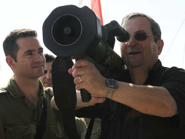 Министр обороны Израиля Эхуд Барак с противотанковым гранатометом
