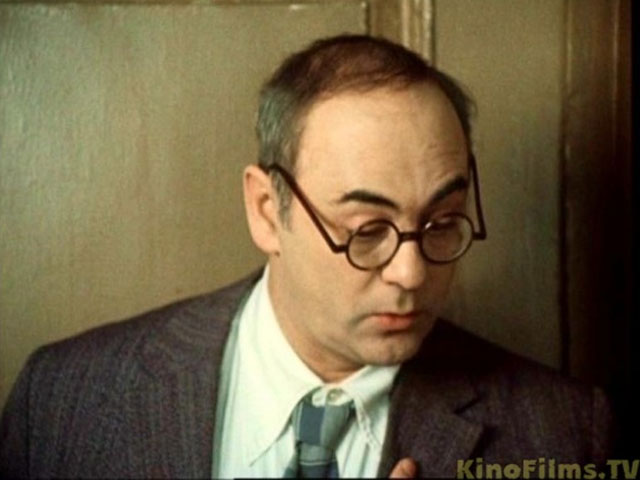 Анатолий Равикович в роли Хоботова. Кадр из фильма из "Покровские ворота" (1982)