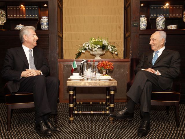 Премьер-министр Италии Марио Монти и президент Израиля Шимон Перес. 08.04.2012