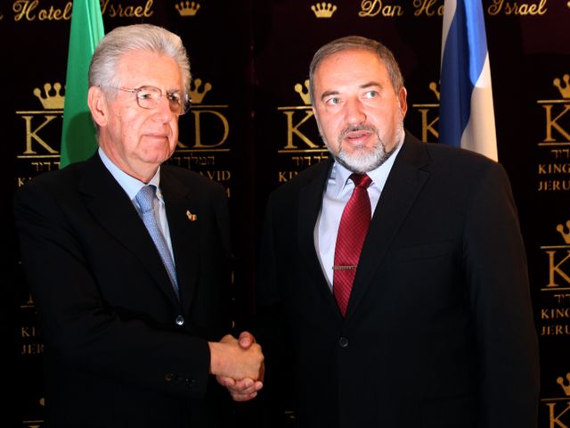 Премьер-министр Италии Марио Монти и министр иностранных дел Израиля Авигдор Либерман. 08.04.2012