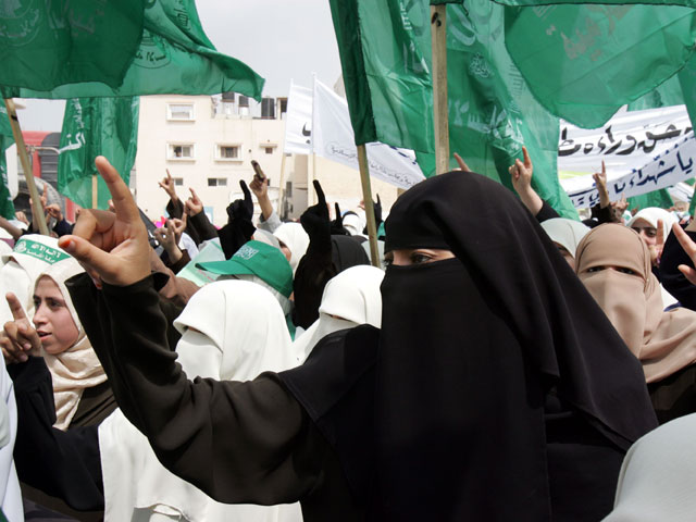 Поднятый палец вверх у мусульман. Исламский жест. Зеленые повязки у мусульман.