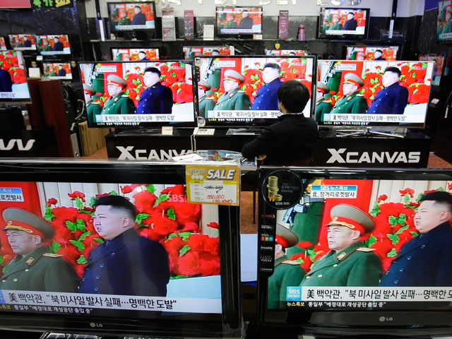 Запуск "юбилейного" спутника в КНДР. Фото из телевизионного магазина в Сеуле