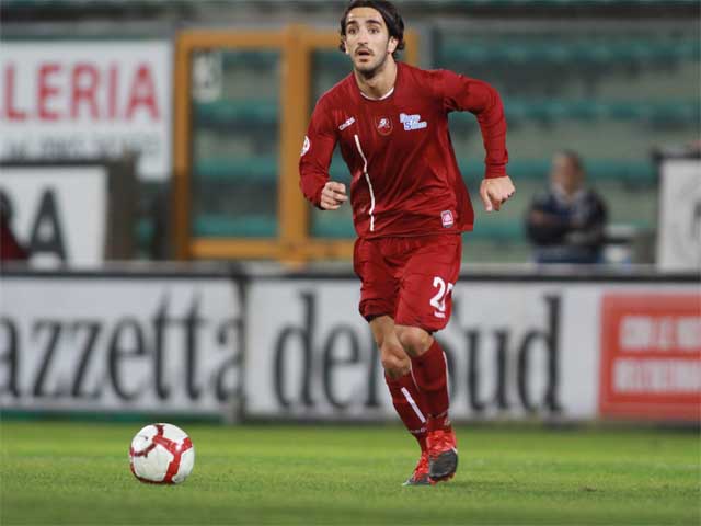 Из-за смерти на футбольном поле полузащитника "Удинезе" отменены все матчи в Италии
