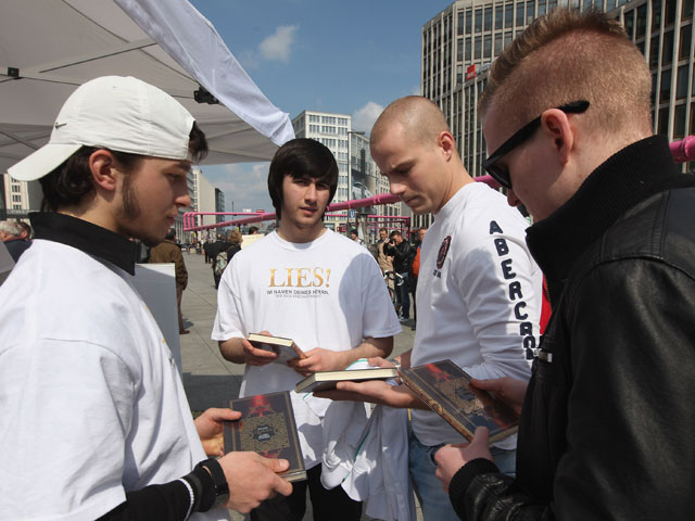 Бесплатная раздача Корана. Берлин, 14 апреля 2012 года
