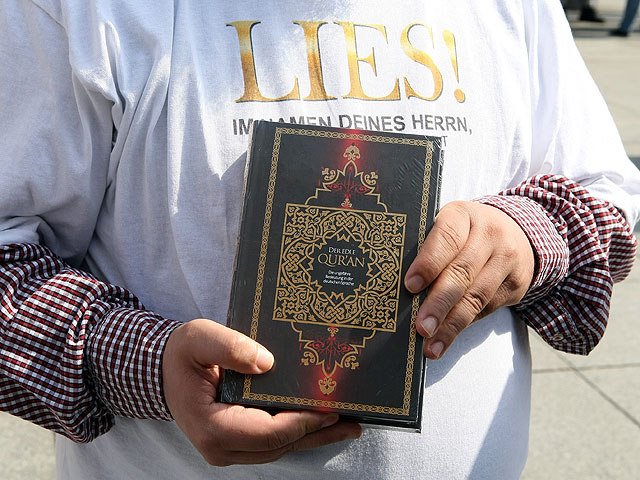 Бесплатная раздача Корана. Берлин, 14 апреля 2012 года