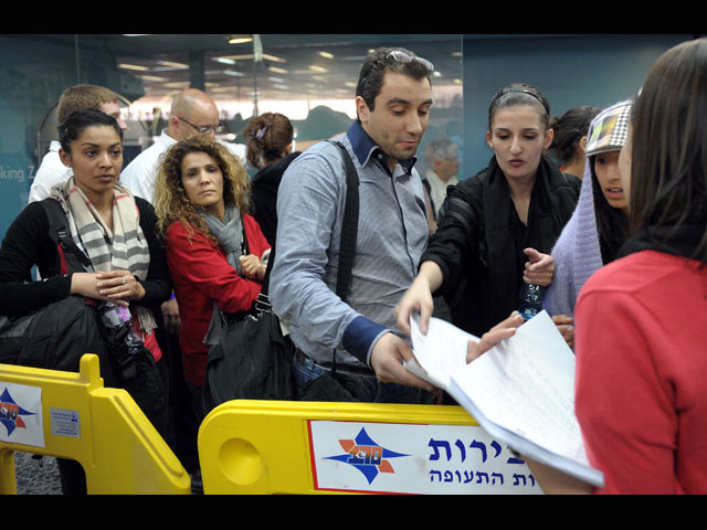 Раздача обращения Нетаниягу пассажирам в 1-м терминале аэропорта имени Бен-Гуриона. 15 апреля 2012 года