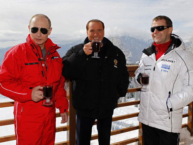 Владимир Путин, Сильвио Берлускони и Дмитрий Медведев отмечают 8 марта в "Красной поляне" (Сочи). 2012-й год, через 4 месяца после отставки премьера Италии