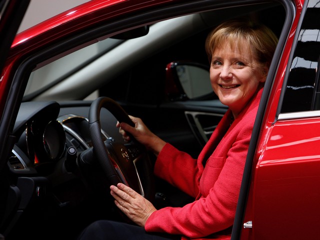 Аукцион по продаже автомобиля Ангелы Меркель вызвал ажиотаж среди несерьезных "покупателей" (иллюстрация)