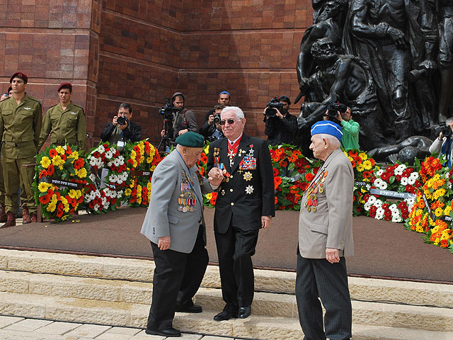Церемония возложения венков к мемориалу, посвященному восстанию в Варшавском гетто ("Яд Вашем")