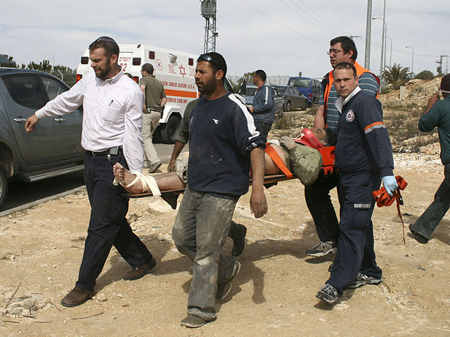 Пострадавшие в столкновении армейского джипа с микроавтобусом в Иудее (иллюстрация)