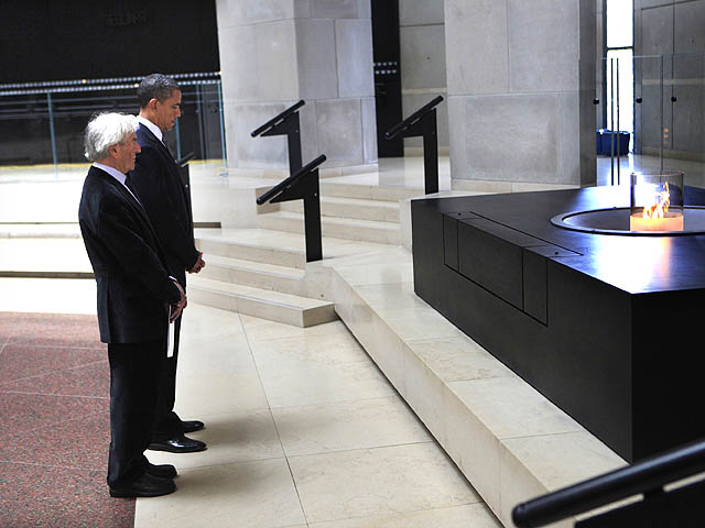 Президент США Барак Обама и Нобелевский лауреат Эли Визель. Вашингтон, 23.04.2012