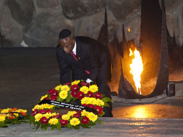 Премьер-министр Уганды Амама Мбабази в Музее памяти жертв Холокоста "Яд ва-Шем". Иерусалим, 29.04.2012