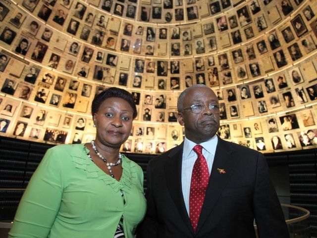 Премьер-министр Уганды Амама Мбабази и его супруга в Музее памяти жертв Холокоста "Яд ва-Шем". Иерусалим, 29.04.2012