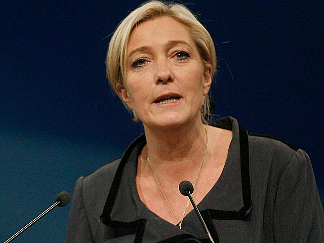 Выборы во Франции: Марин Ле Пен положит в урну пустой бланк
