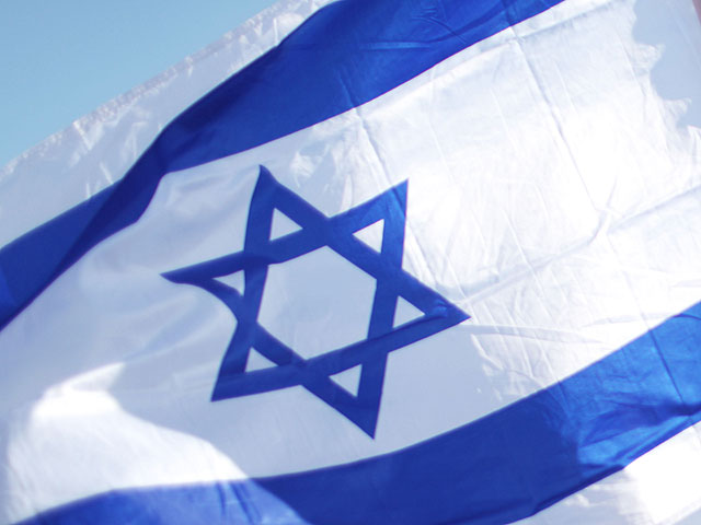 Суд отклонил апелляцию антисемита, вытиравшего грязные руки флагом Израиля