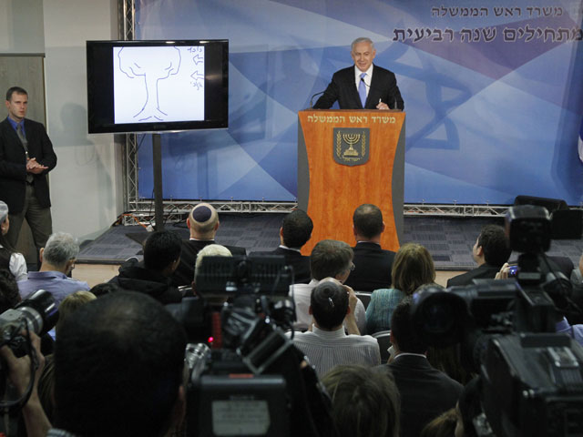 Биньямин Нетаниягу во время выступления на пресс-конференции в Иерусалиме. 3 апреля 2012 года