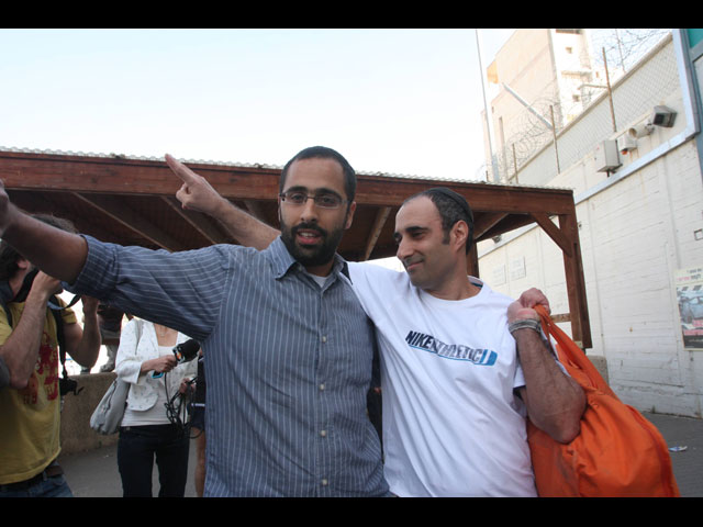 Хагай Амир (справа) покидает тюрьму "Аялон". 4 мая 2012 года