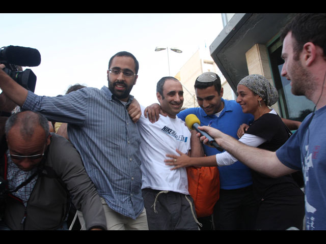 Хагай Амир (в центре) покидает тюрьму "Аялон". 4 мая 2012 года
