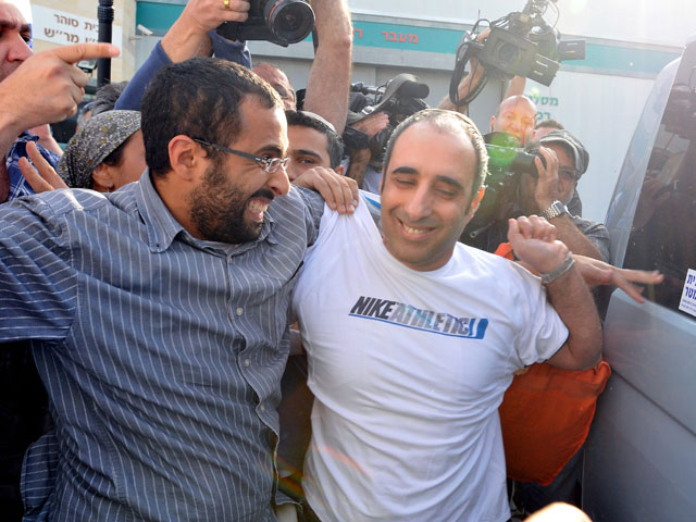 Хагай Амир покидает тюрьму "Аялон". 4 мая 2012 года