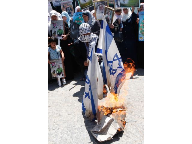 "Коронным номером" акции стало сожжение израильских флагов. 
