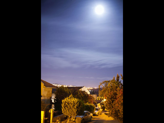Суперлуние в небе над Израилем. 6 мая 2012 года