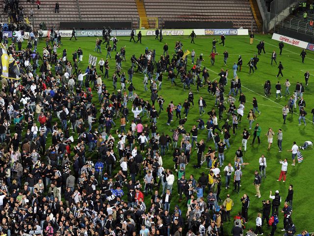 Фанаты "Ювентуса" празднуют победу команды в чемпионате Италии. 06.05.2012