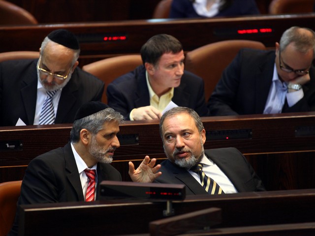 Председатель партии "Наш дом Израиль" Авигдор Либерман и глава партии ШАС Эли Ишай поддержали соглашение