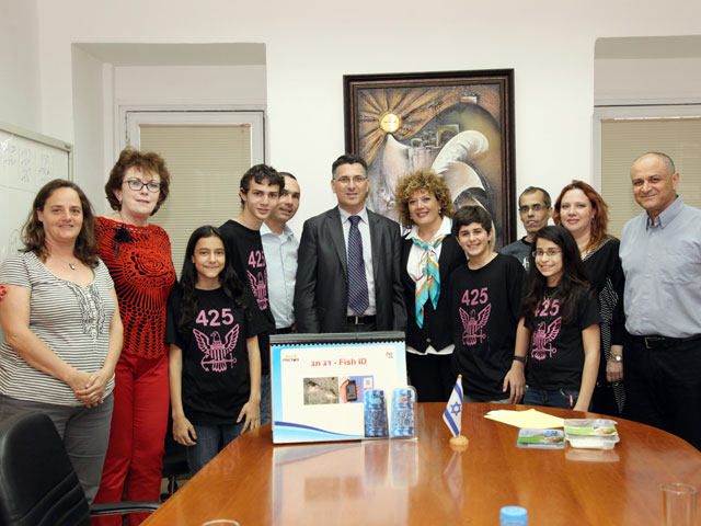 Команда "Розовые орлы" и министр просвещения Израиля Гидеон Саар