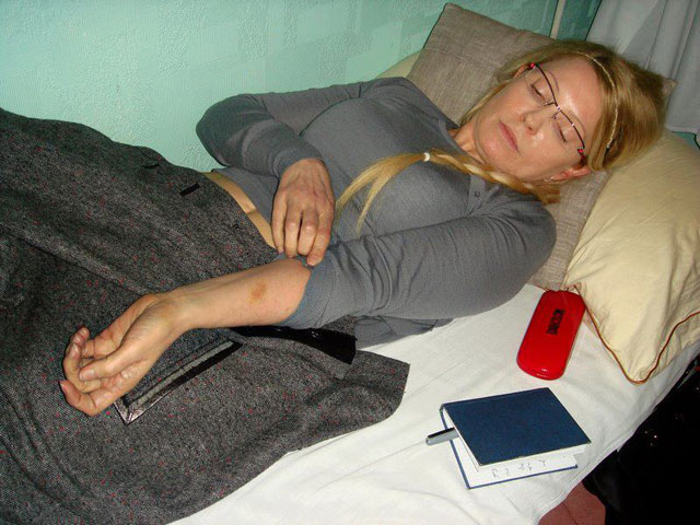 Юлия Тимошенко демонстрирует синяки и ссадины, полученные, когда ее пытались принудительно отправить в больницу