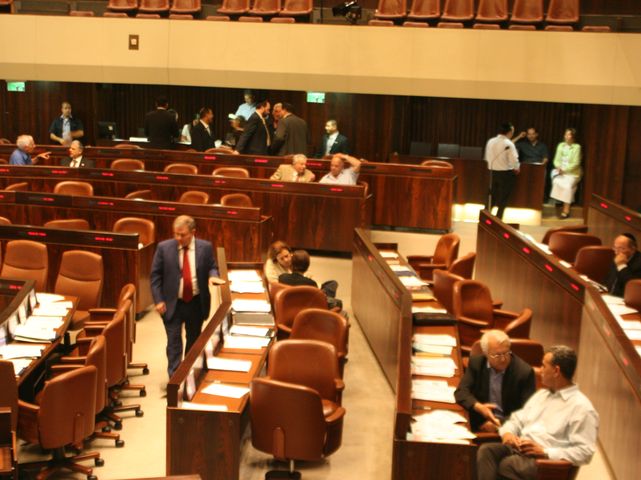 За вступление партии "Кадима" в правительство национального единства проголосовал 71 депутат, 23 законодателя выступили против