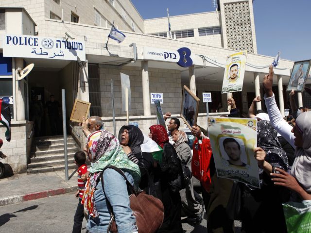 Палестинцы проводят акции солидарности с голодающими заключенными