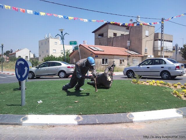 В Рош а-Аине разбиты городские скульптуры: "Им не место в святом городе"