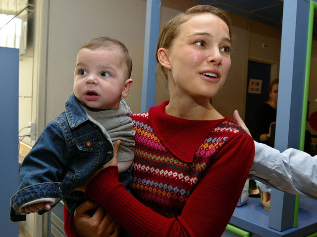 Натали Портман в детском отделении иерусалимской больницы "Адаса Ар а-Цофим". Февраль 2003 года