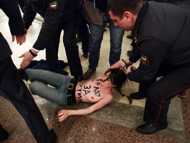 Активистка FEMEN во время акции протеста на выборах президента РФ. 4 марта 2012 года
