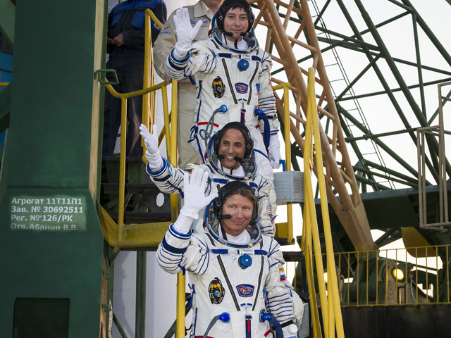 Экипаж "Союза": космонавты Роскосмоса Геннадий Падалка и Сергей Ревин, и астронавт NASA Джозеф Акаба
