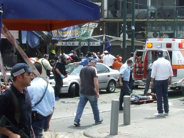 После теракта-самоубийства около закусочной "Рош а-Ир". Тель-Авив, 17 апреля 2006 года