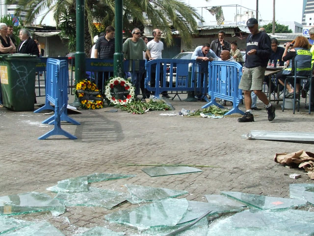 На следующий день после теракта-самоубийства около закусочной "Рош а-Ир". Тель-Авив, 18 апреля 2006 года