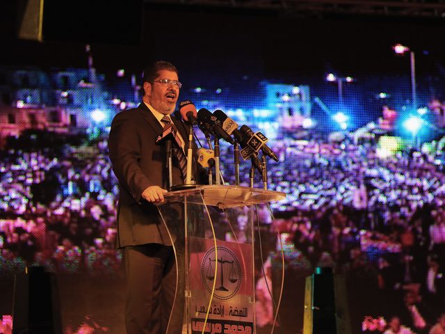 Кандидат в президенты Египта Мухаммад аль-Мурси выступает перед сторонниками