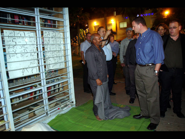 Генеральный директор канцлеряии главы правительства Арэль Локер общается в беженцами в парке Левински. Тель-Авив, 16 мая 2012 года