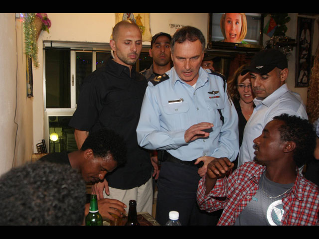 Генеральный инспектор полиции Израиля Йоханан Данино общается с беженцами из Африки. Тель-Авив, 16 мая 2012 года