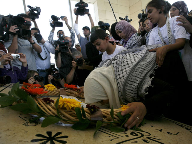 На могиле Арафата в "Мукате"