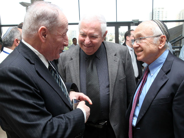 Слева направо: юридический советник правительства Иегуда Вайнштейн, госконтролер Миха Линденштраус и министр юстиции Яаков Неэман