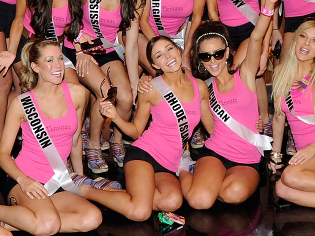 Оливия Кульпо (в центре) среди участниц конкурса "Мисс США 2012"