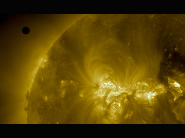 "Родинка Венеры" на фоне Солнца. Снимок NASA. 5 июня 2012 года