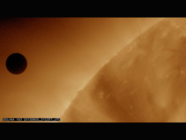 "Родинка Венеры" на фоне Солнца. Снимок NASA. 5 июня 2012 года