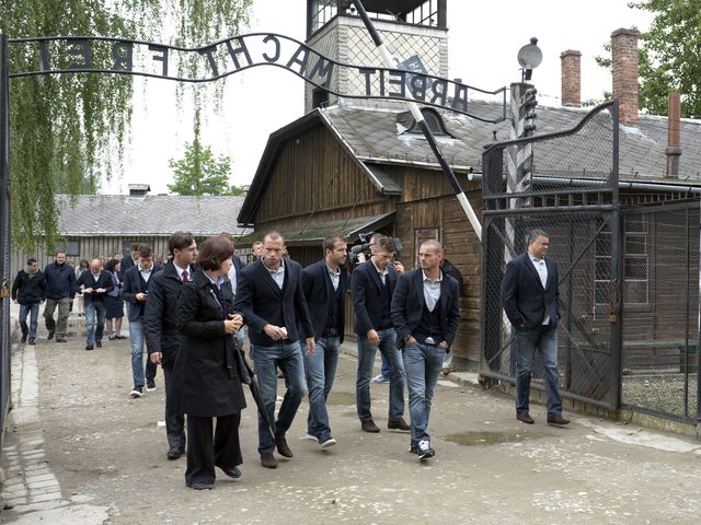 Футболисты сборной Нидерландов в музее Освенцим-Биркенау. 06.06.2012
