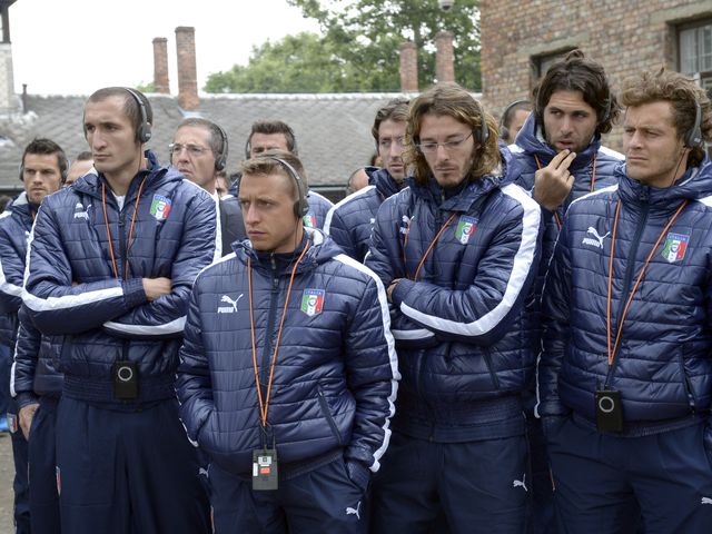 Футболисты сборной Италии в музее Освенцим-Биркенау. 06.06.2012