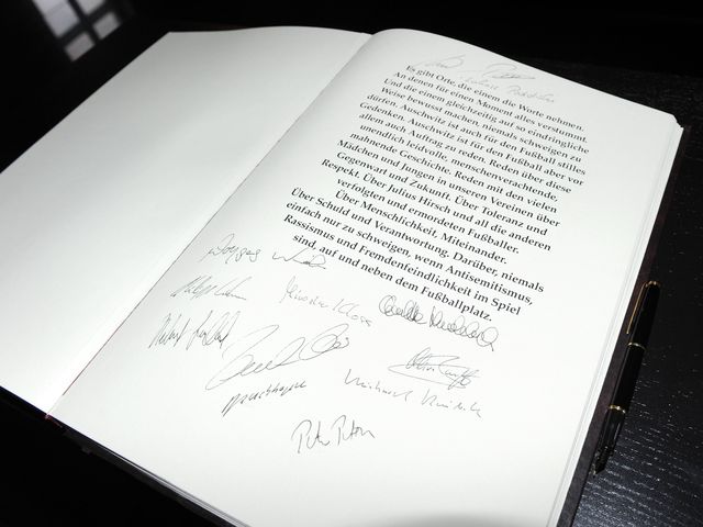 Подписи футболистов сборной Германии в гостевой книге в музее Освенцим-Биркенау. 01.06.2012