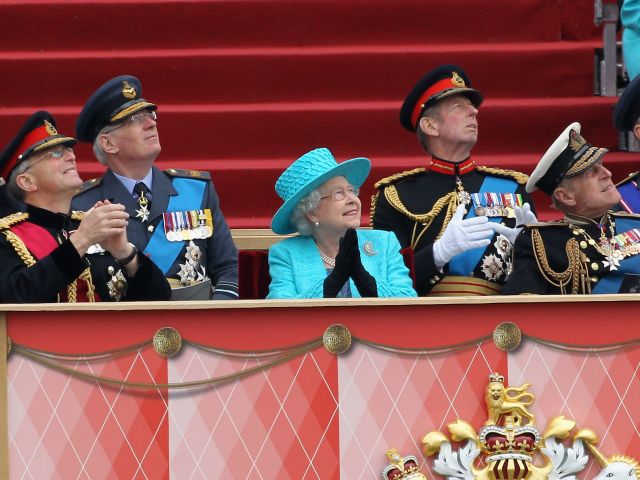 Британия отпраздновала 60 лет правления Елизаветы II военным парадом.