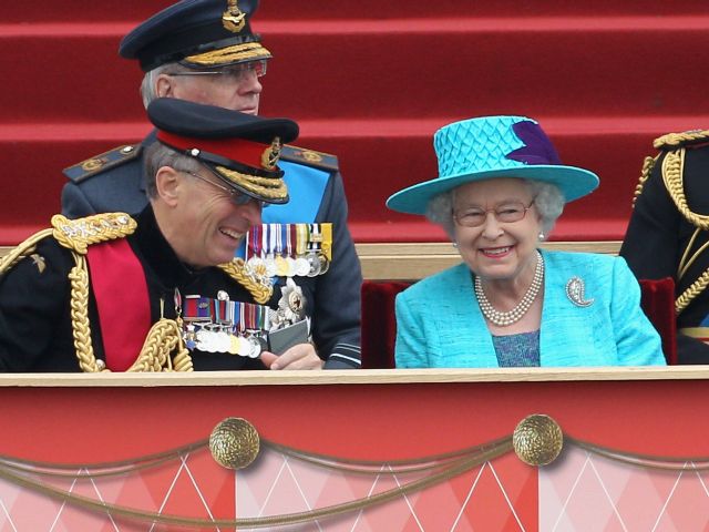 Британия отпраздновала 60 лет правления Елизаветы II военным парадом. 